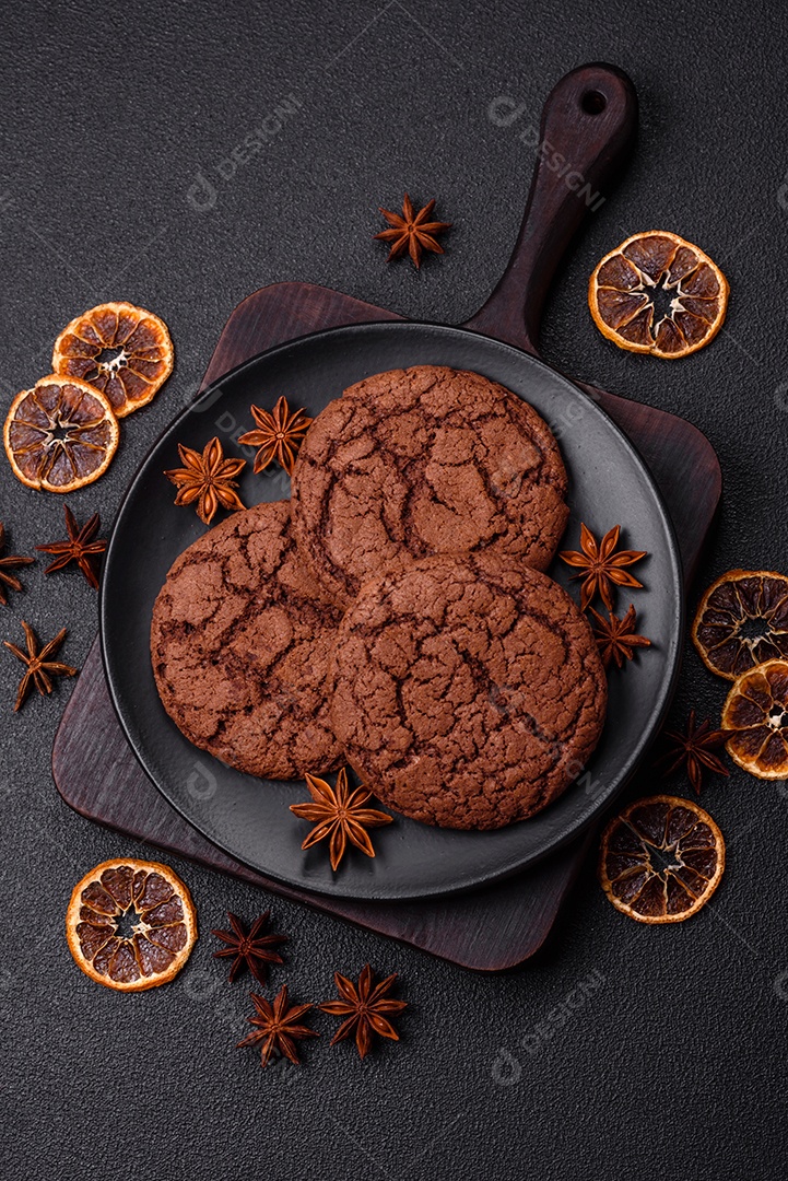 Biscoitos assados e saborosos doces redondos e crocantes com gotas de chocolate