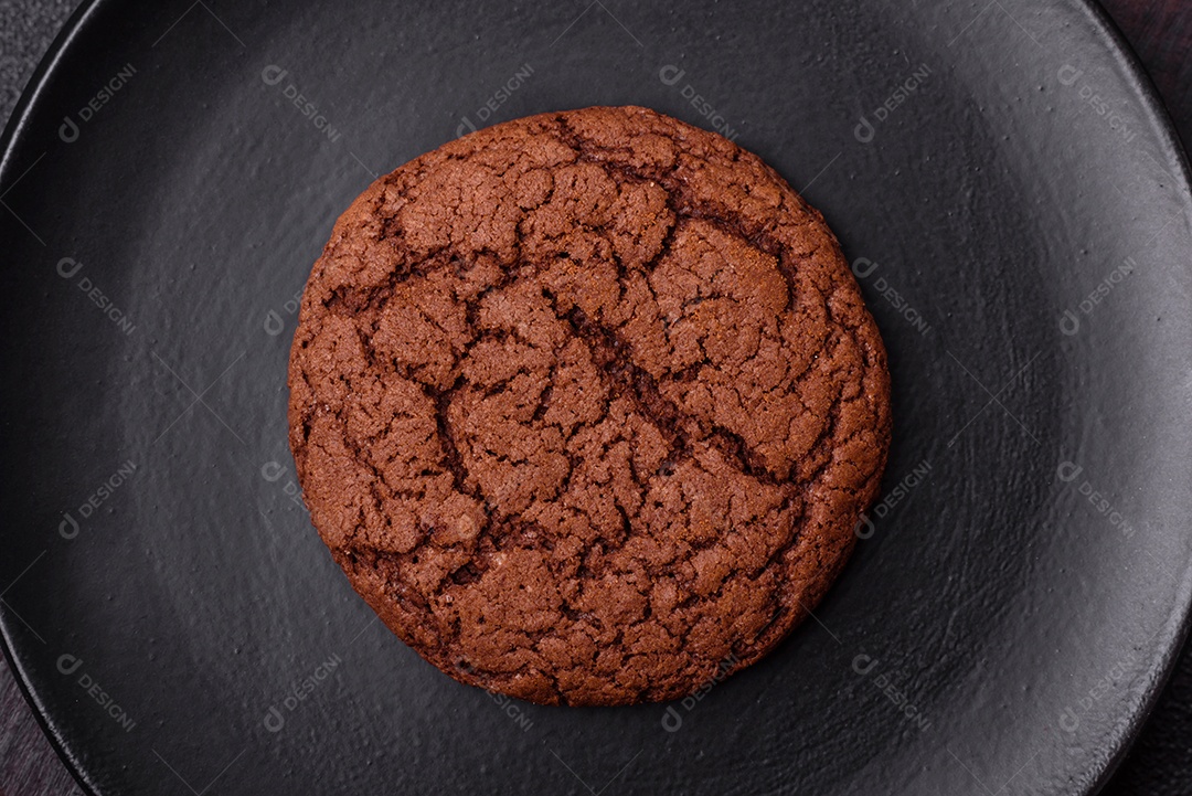 Biscoitos assados e saborosos doces redondos e crocantes com gotas de chocolate
