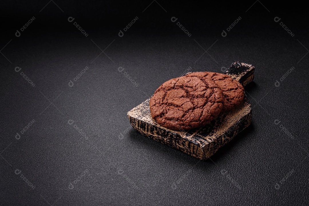 Biscoitos assados e saborosos doces redondos e crocantes com gotas de chocolate