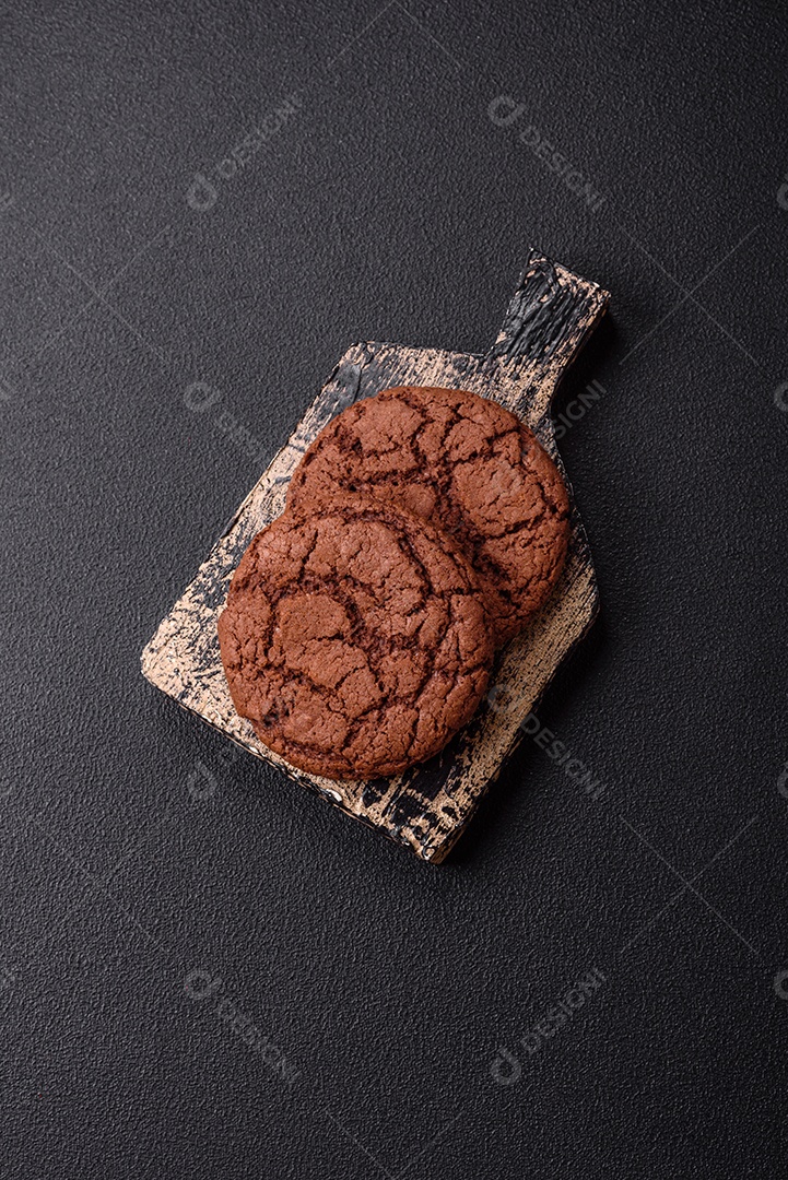 Biscoitos assados e saborosos doces redondos e crocantes com gotas de chocolate