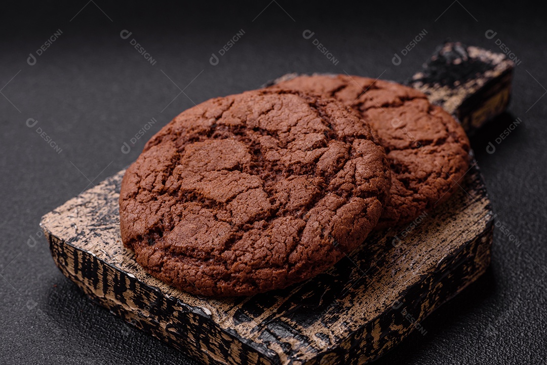 Biscoitos assados e saborosos doces redondos e crocantes com gotas de chocolate
