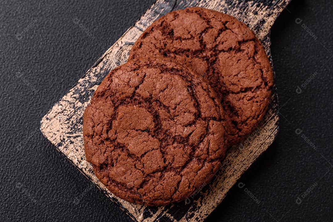 Biscoitos assados e saborosos doces redondos e crocantes com gotas de chocolate