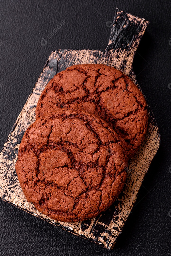 Biscoitos assados e saborosos doces redondos e crocantes com gotas de chocolate