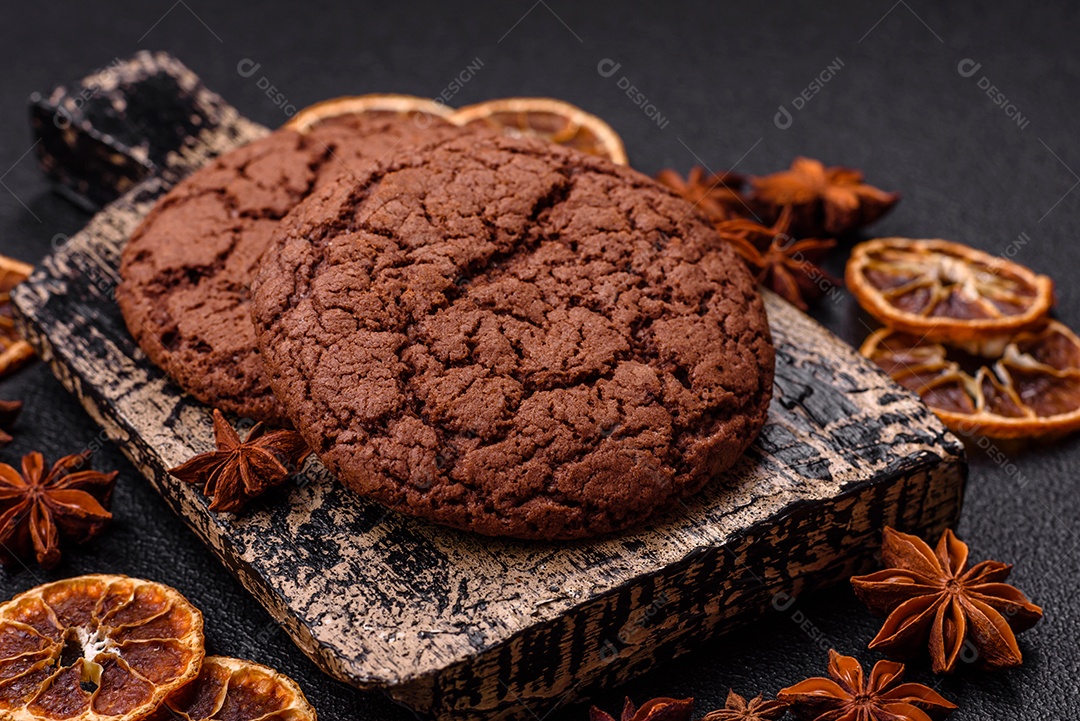 Biscoitos assados e saborosos doces redondos e crocantes com gotas de chocolate