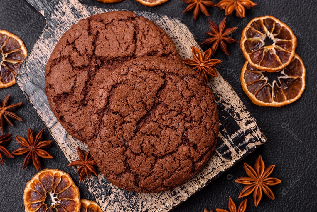 Biscoitos assados e saborosos doces redondos e crocantes com gotas de chocolate