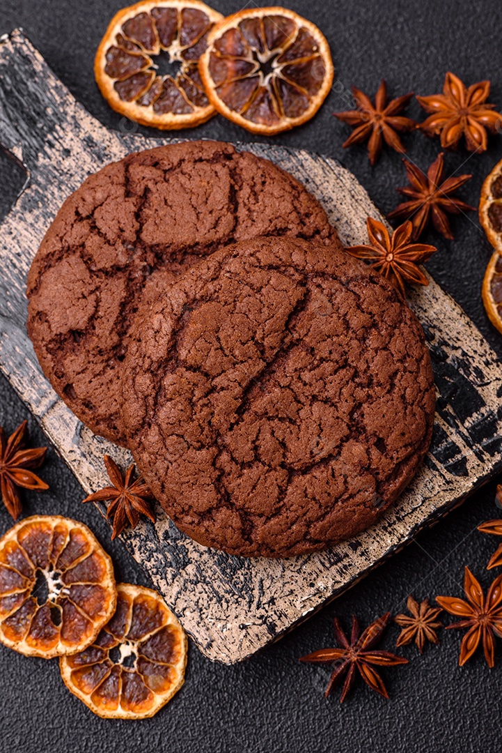 Biscoitos assados e saborosos doces redondos e crocantes com gotas de chocolate