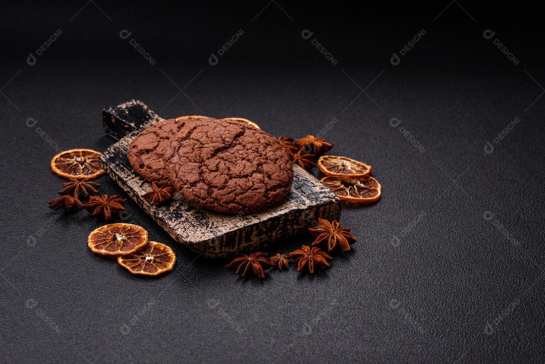 Biscoitos assados e saborosos doces redondos e crocantes com gotas de chocolate