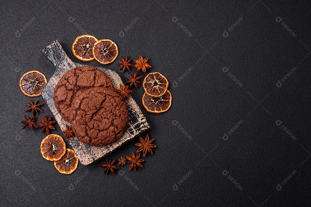 Biscoitos assados e saborosos doces redondos e crocantes com gotas de chocolate
