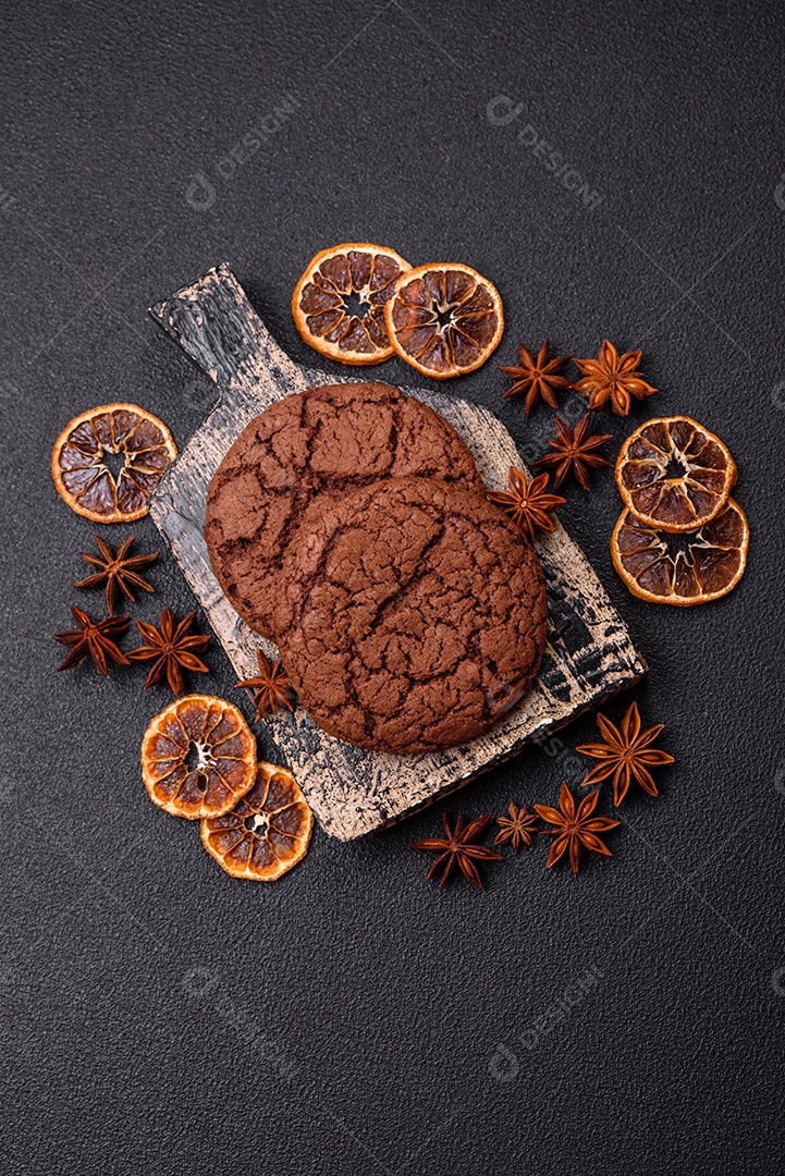 Biscoitos assados e saborosos doces redondos e crocantes com gotas de chocolate