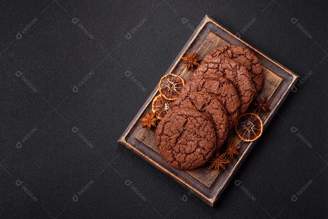 Biscoitos assados e saborosos doces redondos e crocantes com gotas de chocolate