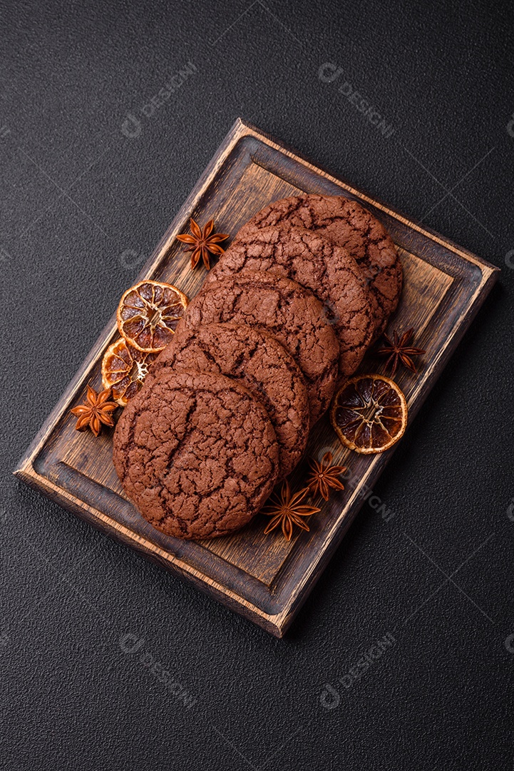 Biscoitos assados e saborosos doces redondos e crocantes com gotas de chocolate