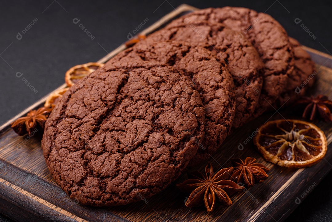 Biscoitos assados e saborosos doces redondos e crocantes com gotas de chocolate