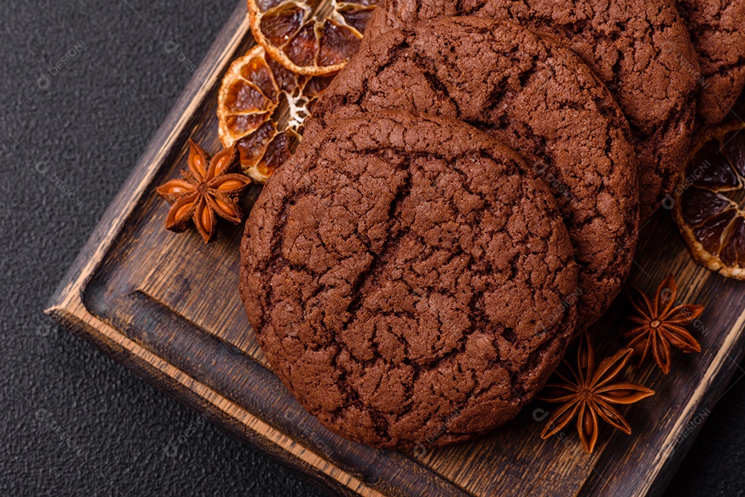 Biscoitos assados e saborosos doces redondos e crocantes com gotas de chocolate