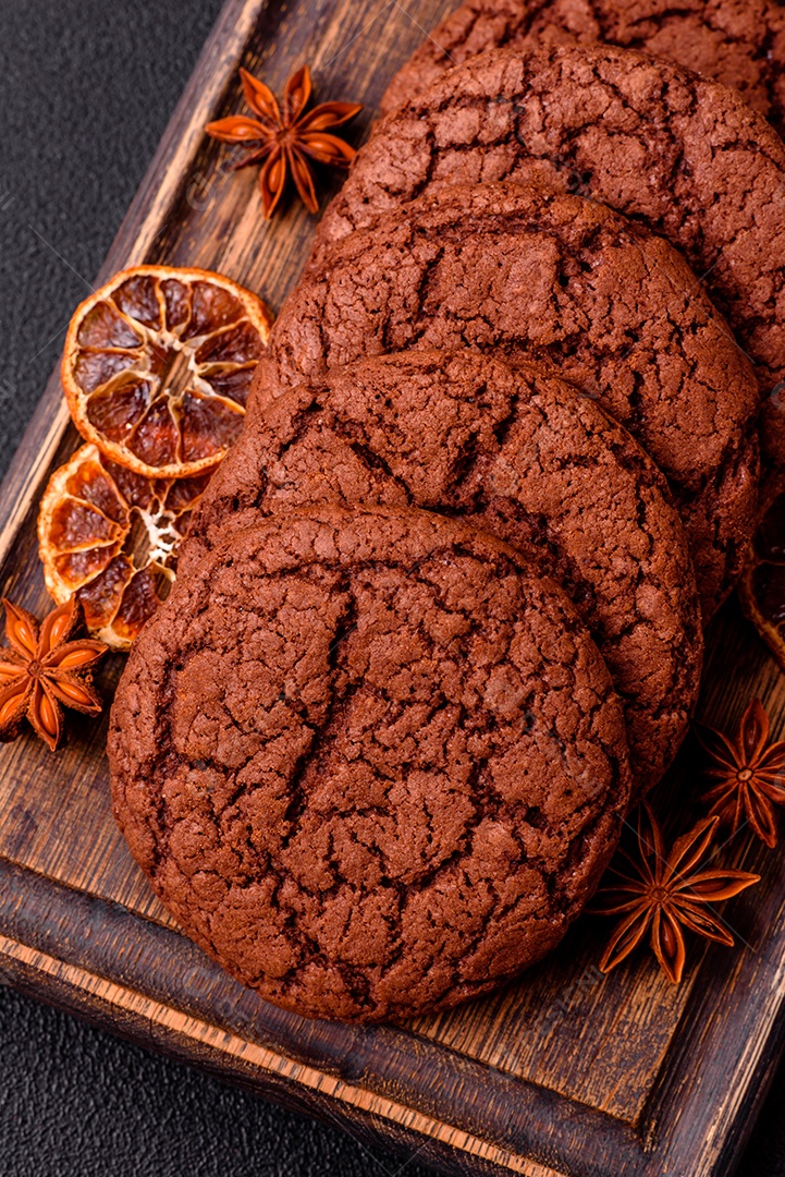 Biscoitos assados e saborosos doces redondos e crocantes com gotas de chocolate