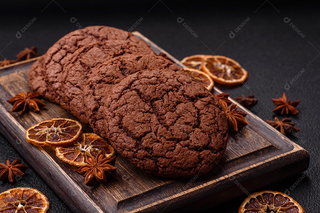 Biscoitos assados e saborosos doces redondos e crocantes com gotas de chocolate