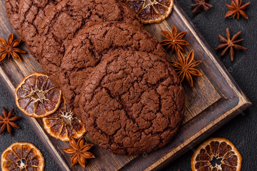 Biscoitos assados e saborosos doces redondos e crocantes com gotas de chocolate