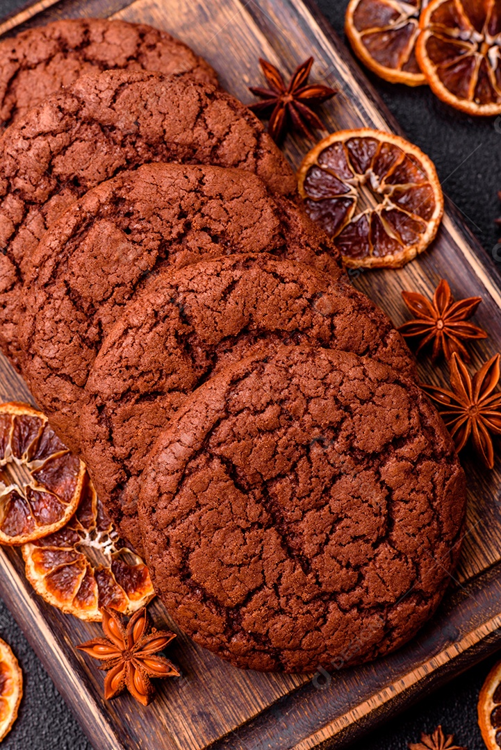 Biscoitos assados e saborosos doces redondos e crocantes com gotas de chocolate