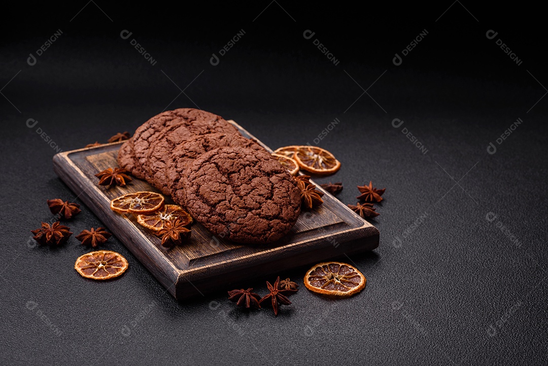 Biscoitos assados e saborosos doces redondos e crocantes com gotas de chocolate