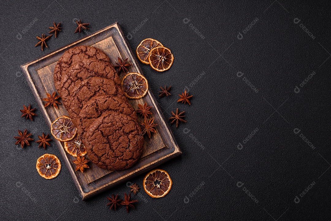 Biscoitos assados e saborosos doces redondos e crocantes com gotas de chocolate