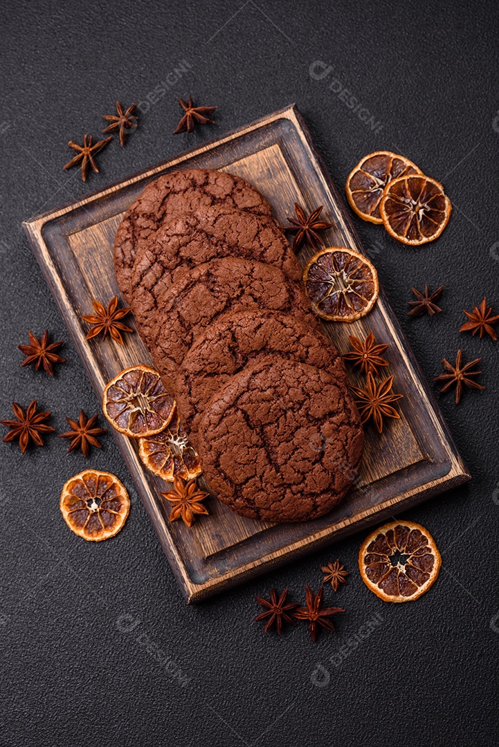 Biscoitos assados e saborosos doces redondos e crocantes com gotas de chocolate