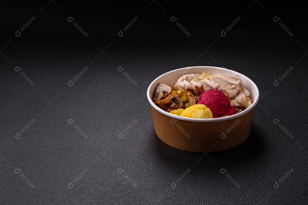 Verduras frescas sobre tigela em uma mesa de madeira