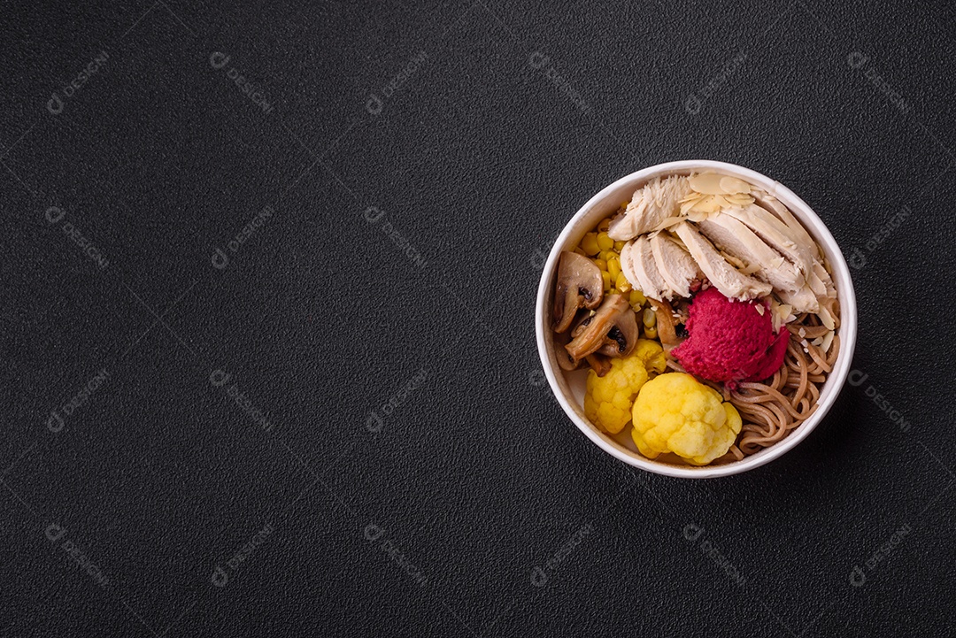 Verduras frescas sobre tigela em uma mesa de madeira