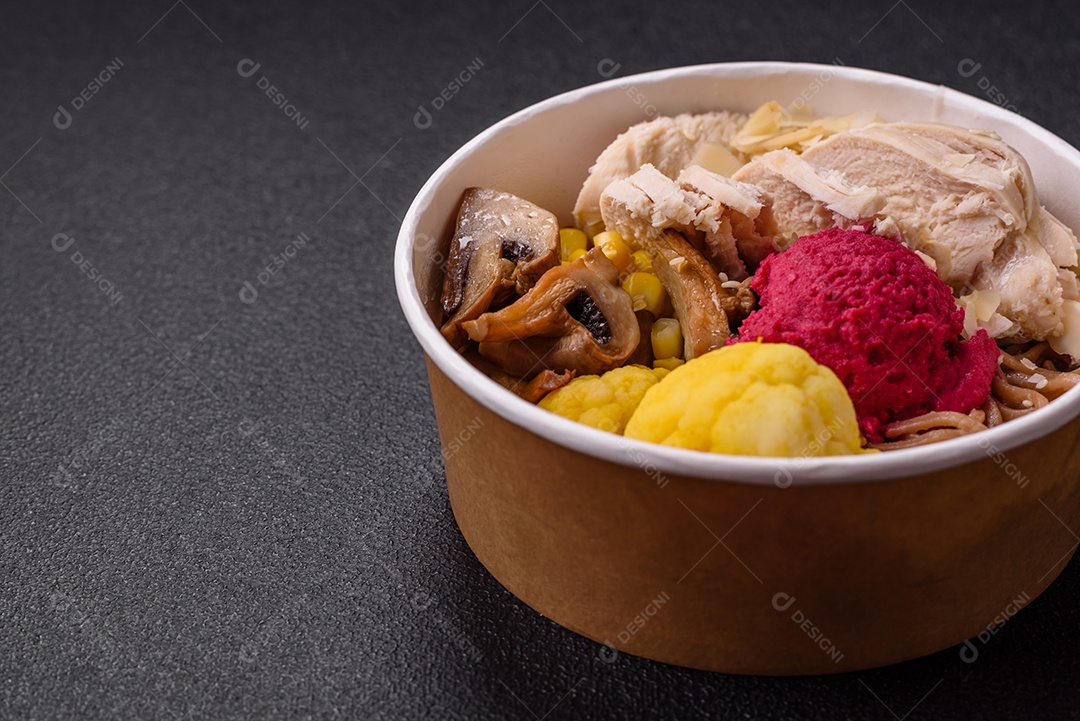 Verduras frescas sobre tigela em uma mesa de madeira