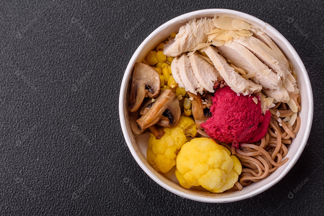 Verduras frescas sobre tigela em uma mesa de madeira