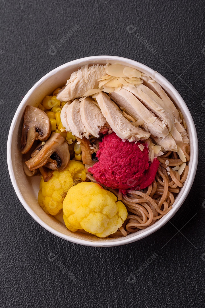 Verduras frescas sobre tigela em uma mesa de madeira