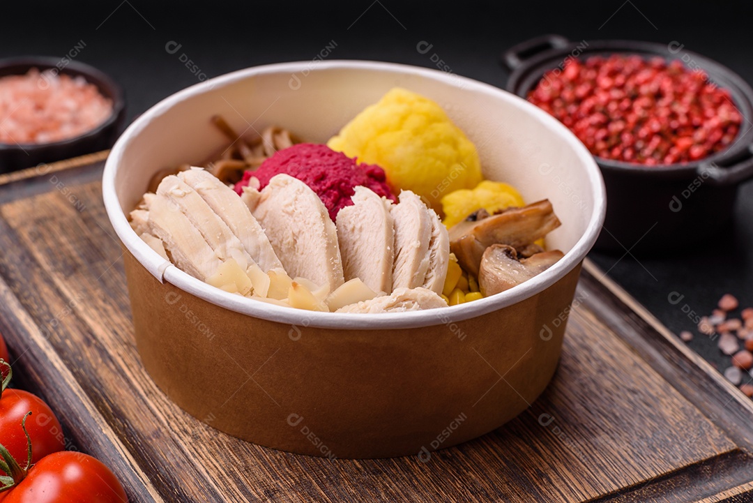 Verduras frescas sobre tigela em uma mesa de madeira
