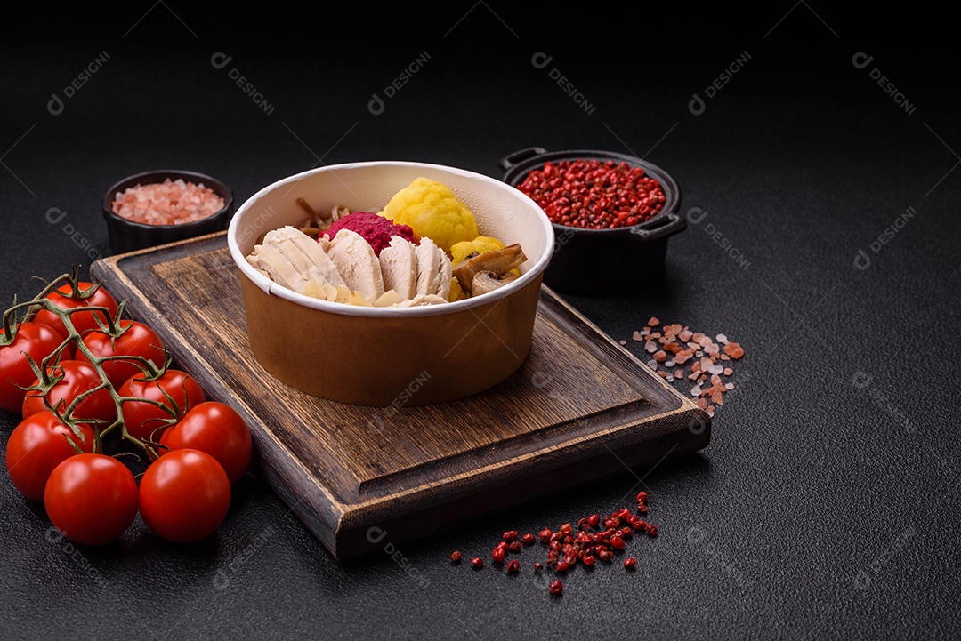 Verduras frescas sobre tigela em uma mesa de madeira