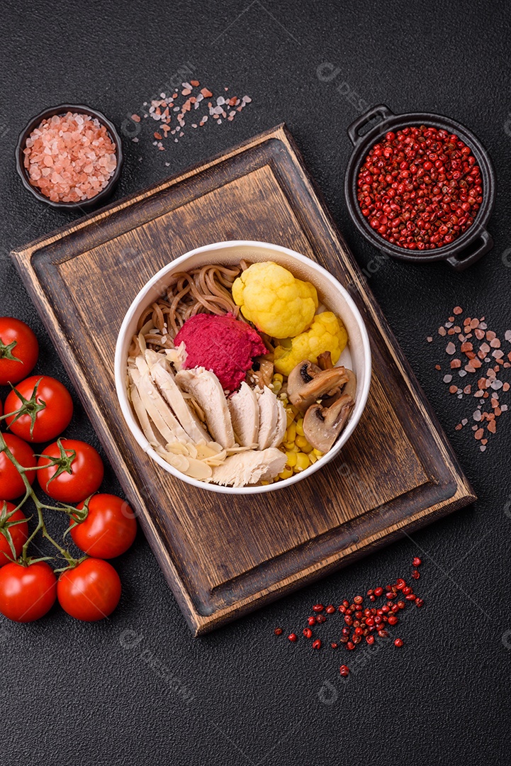 Verduras frescas sobre tigela em uma mesa de madeira