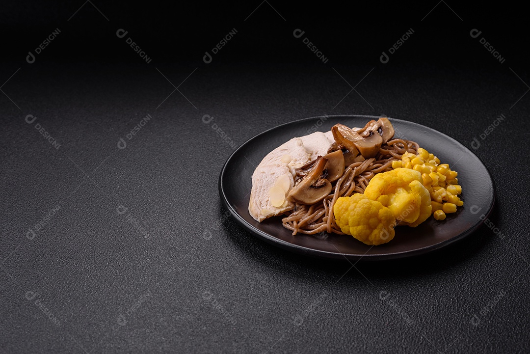 Filete de frango cru cortado em tiras com especiarias e ervas aromáticas. Filete de frango cru cortado em tiras com especiarias e ervas num quadro de corte de madeira