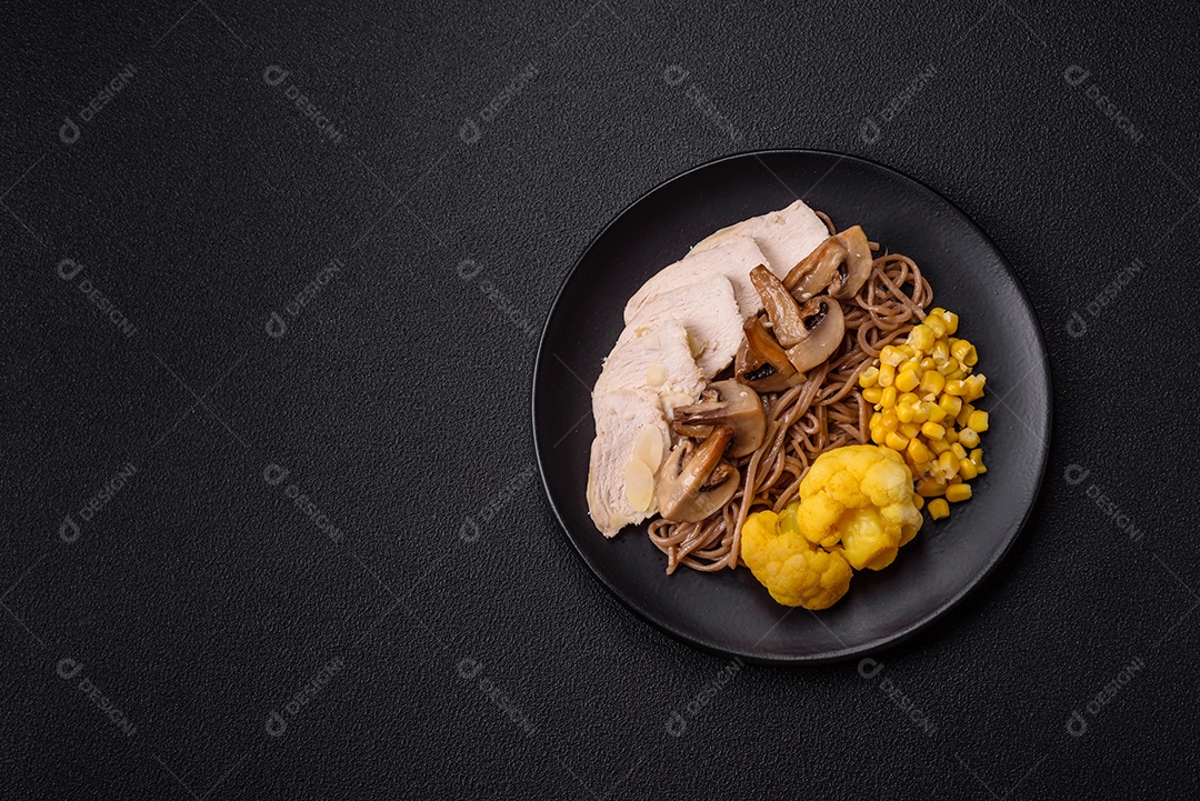 Filete de frango cru cortado em tiras com especiarias e ervas aromáticas. Filete de frango cru cortado em tiras com especiarias e ervas num quadro de corte de madeira