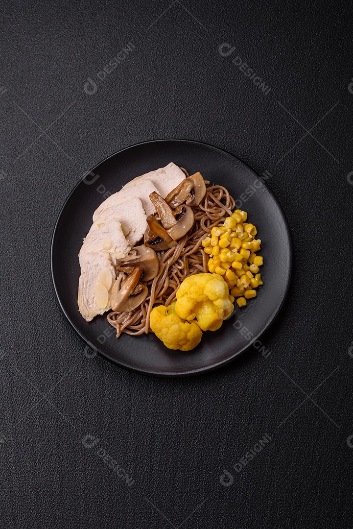 Filete de frango cru cortado em tiras com especiarias e ervas aromáticas. Filete de frango cru cortado em tiras com especiarias e ervas num quadro de corte de madeira