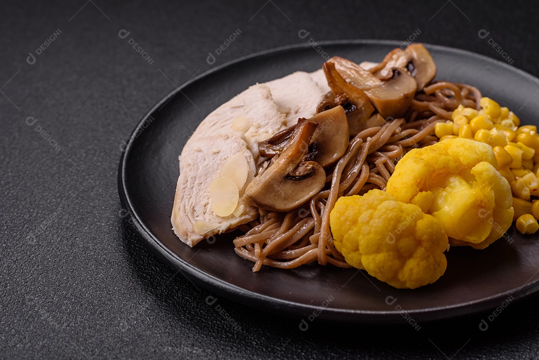 Filete de frango cru cortado em tiras com especiarias e ervas aromáticas. Filete de frango cru cortado em tiras com especiarias e ervas num quadro de corte de madeira