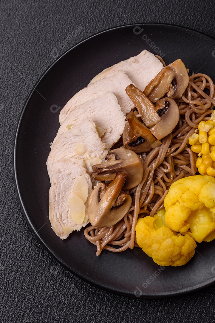 Filete de frango cru cortado em tiras com especiarias e ervas aromáticas. Filete de frango cru cortado em tiras com especiarias e ervas num quadro de corte de madeira