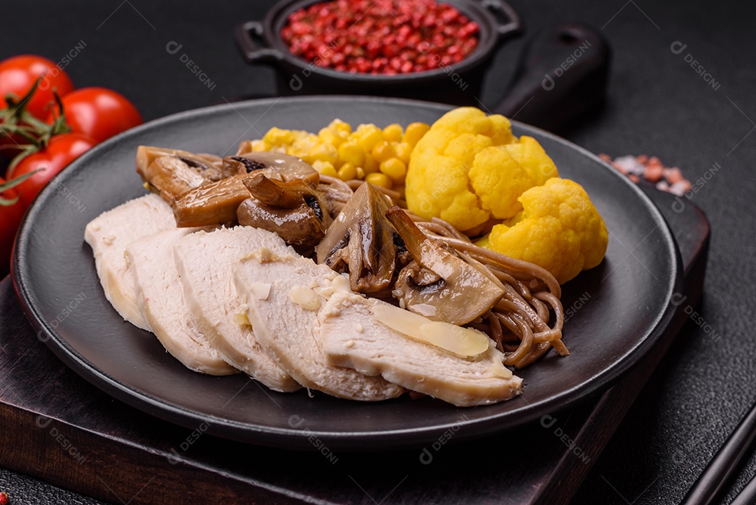 Filete de frango cru cortado em tiras com especiarias e ervas aromáticas. Filete de frango cru cortado em tiras com especiarias e ervas num quadro de corte de madeira