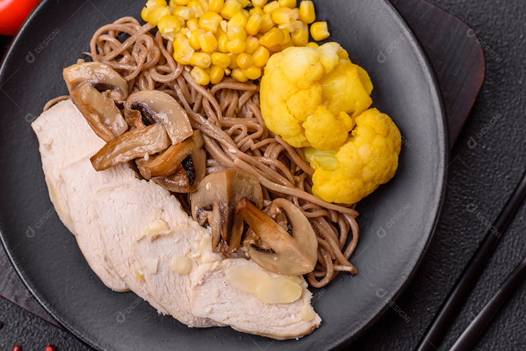 Filete de frango cru cortado em tiras com especiarias e ervas aromáticas. Filete de frango cru cortado em tiras com especiarias e ervas num quadro de corte de madeira