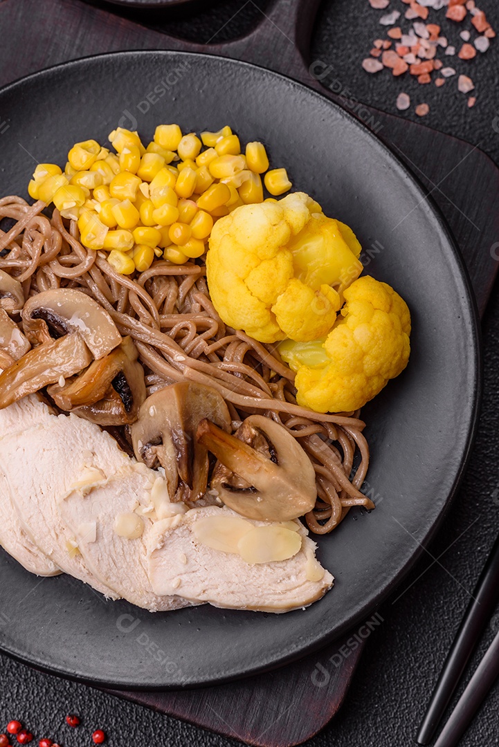 Filete de frango cru cortado em tiras com especiarias e ervas aromáticas. Filete de frango cru cortado em tiras com especiarias e ervas num quadro de corte de madeira