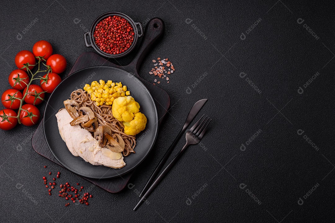 Filete de frango cru cortado em tiras com especiarias e ervas aromáticas. Filete de frango cru cortado em tiras com especiarias e ervas num quadro de corte de madeira