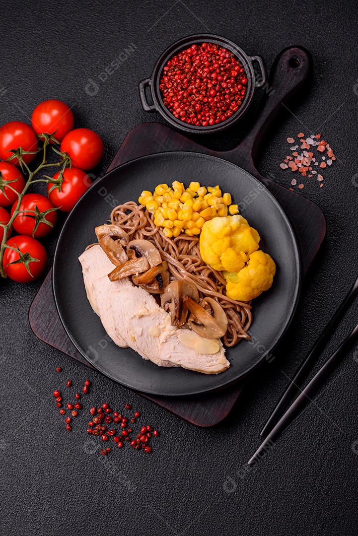 Filete de frango cru cortado em tiras com especiarias e ervas aromáticas. Filete de frango cru cortado em tiras com especiarias e ervas num quadro de corte de madeira