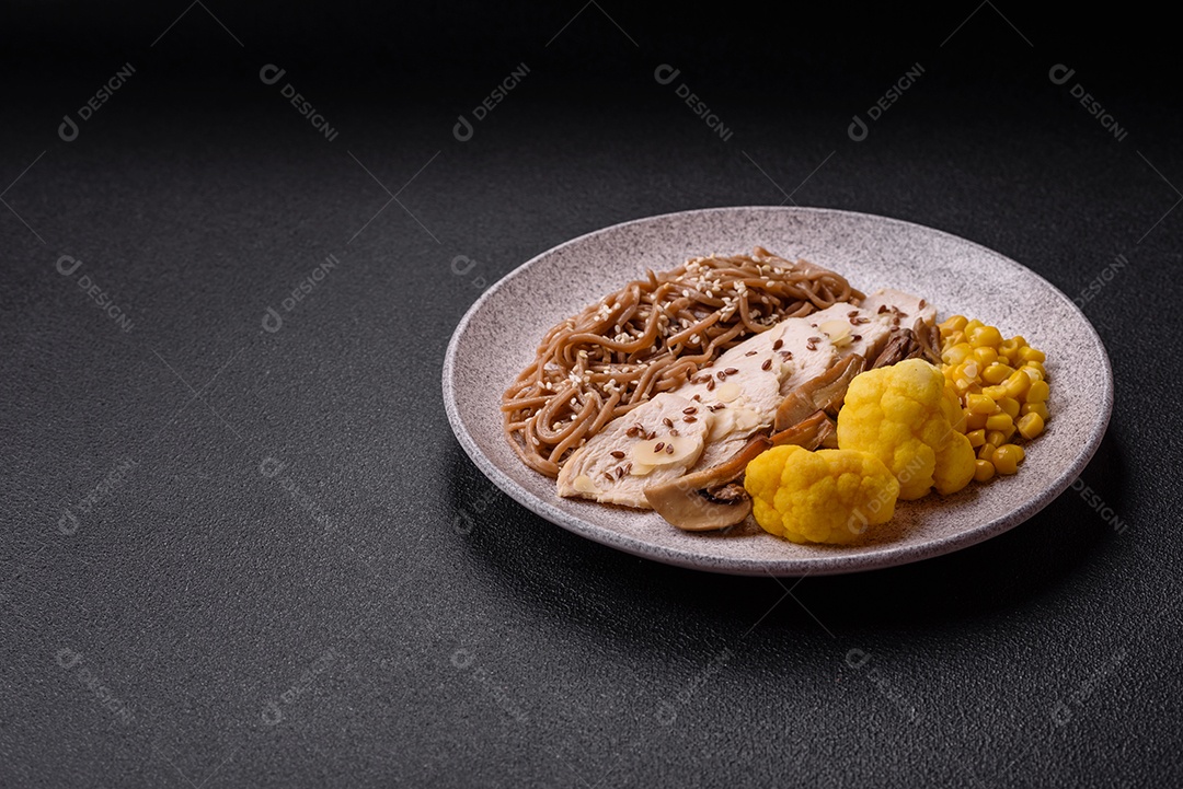 Filete de frango cru cortado em tiras com especiarias e ervas aromáticas. Filete de frango cru cortado em tiras com especiarias e ervas num quadro de corte de madeira