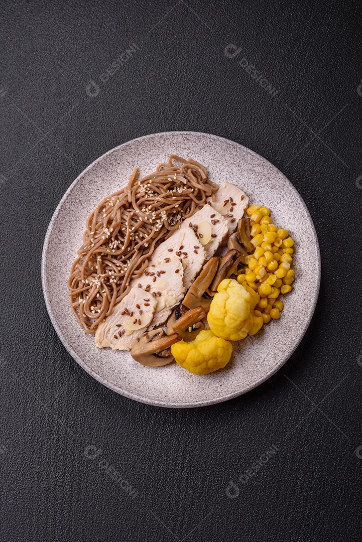 Filete de frango cru cortado em tiras com especiarias e ervas aromáticas. Filete de frango cru cortado em tiras com especiarias e ervas num quadro de corte de madeira