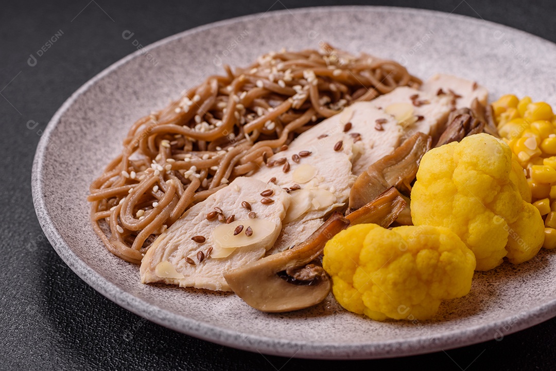 Filete de frango cru cortado em tiras com especiarias e ervas aromáticas. Filete de frango cru cortado em tiras com especiarias e ervas num quadro de corte de madeira