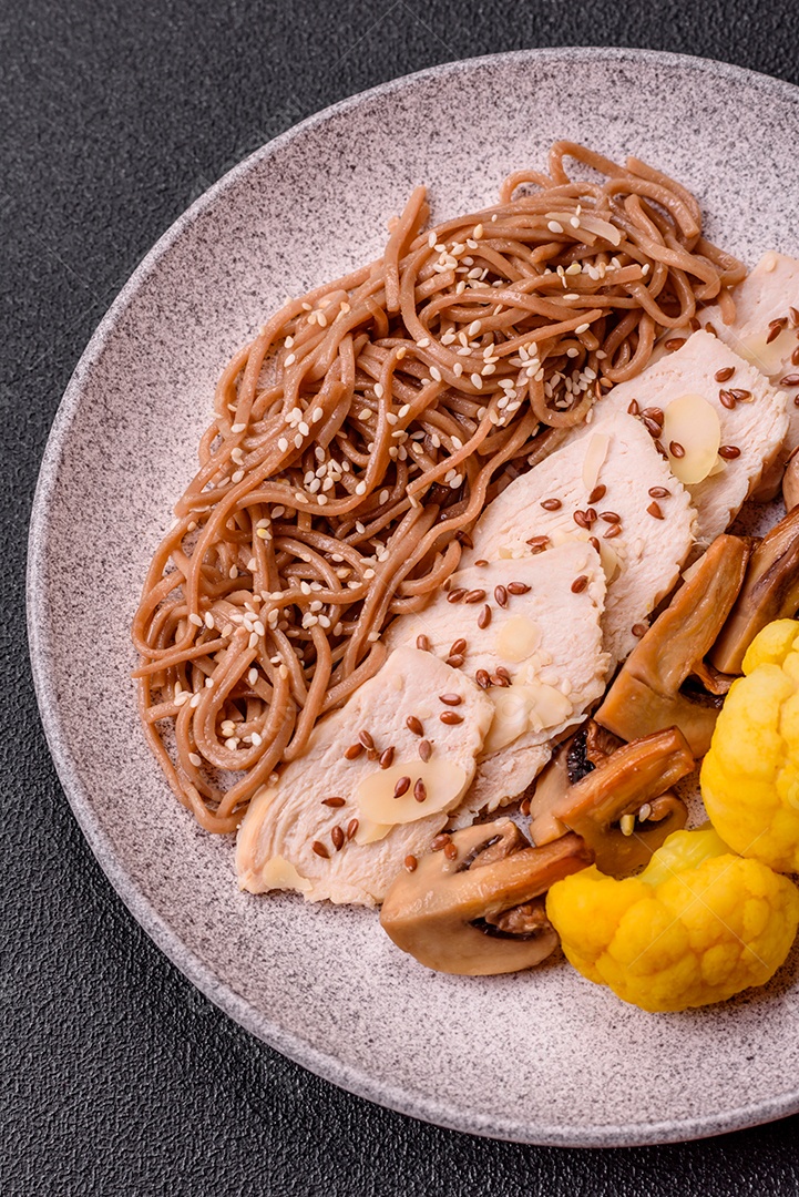 Filete de frango cru cortado em tiras com especiarias e ervas aromáticas. Filete de frango cru cortado em tiras com especiarias e ervas num quadro de corte de madeira