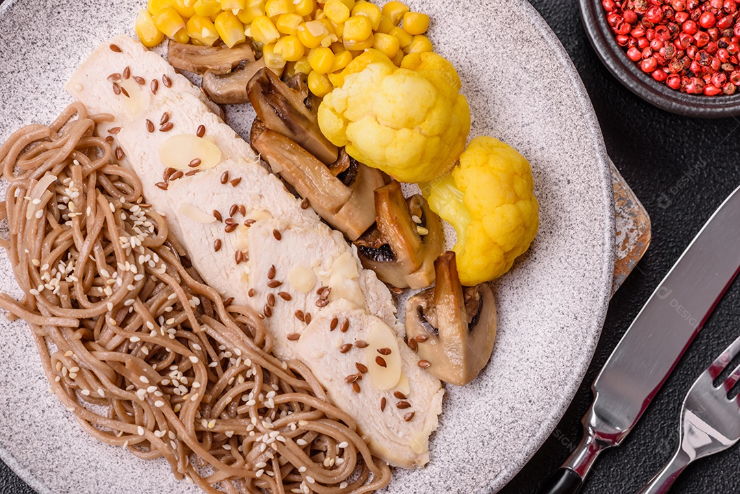 Filete de frango cru cortado em tiras com especiarias e ervas aromáticas. Filete de frango cru cortado em tiras com especiarias e ervas num quadro de corte de madeira