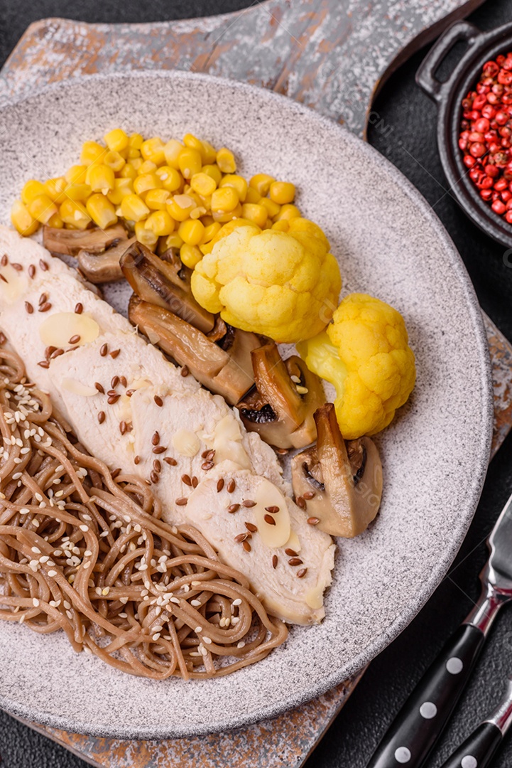 Filete de frango cru cortado em tiras com especiarias e ervas aromáticas. Filete de frango cru cortado em tiras com especiarias e ervas num quadro de corte de madeira