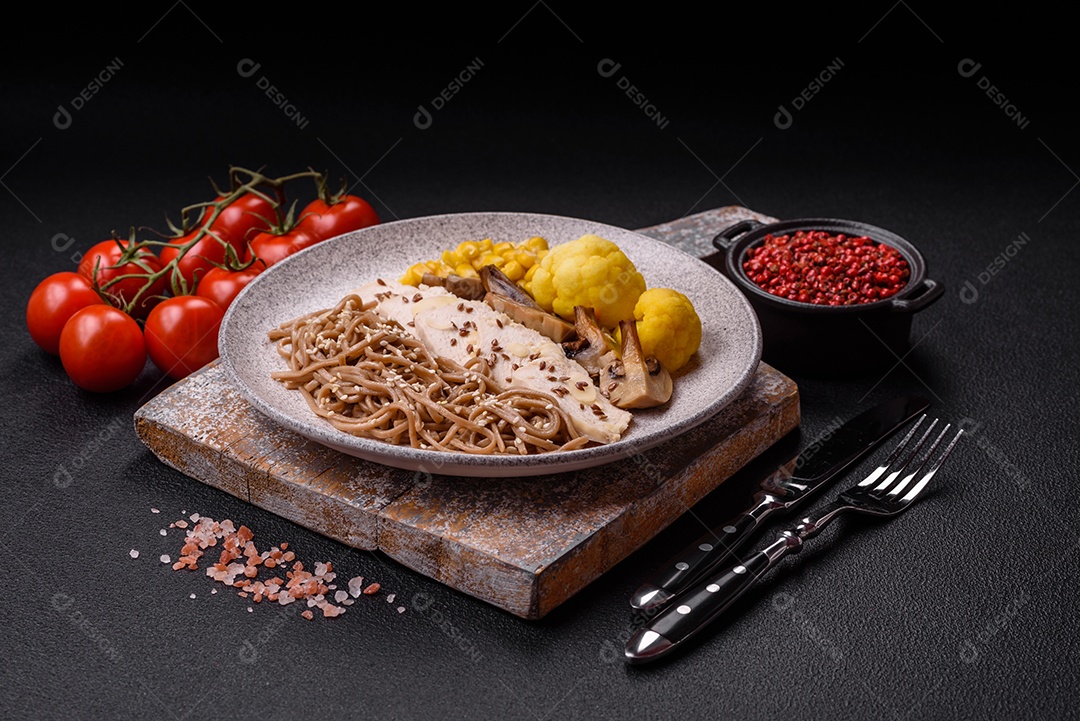 Filete de frango cru cortado em tiras com especiarias e ervas aromáticas. Filete de frango cru cortado em tiras com especiarias e ervas num quadro de corte de madeira