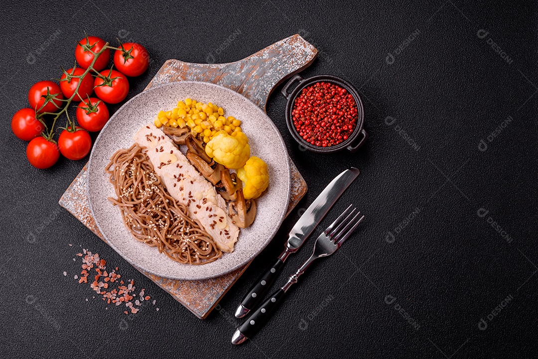 Filete de frango cru cortado em tiras com especiarias e ervas aromáticas. Filete de frango cru cortado em tiras com especiarias e ervas num quadro de corte de madeira